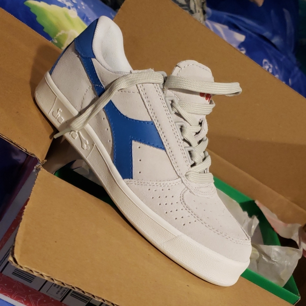 DIADORA